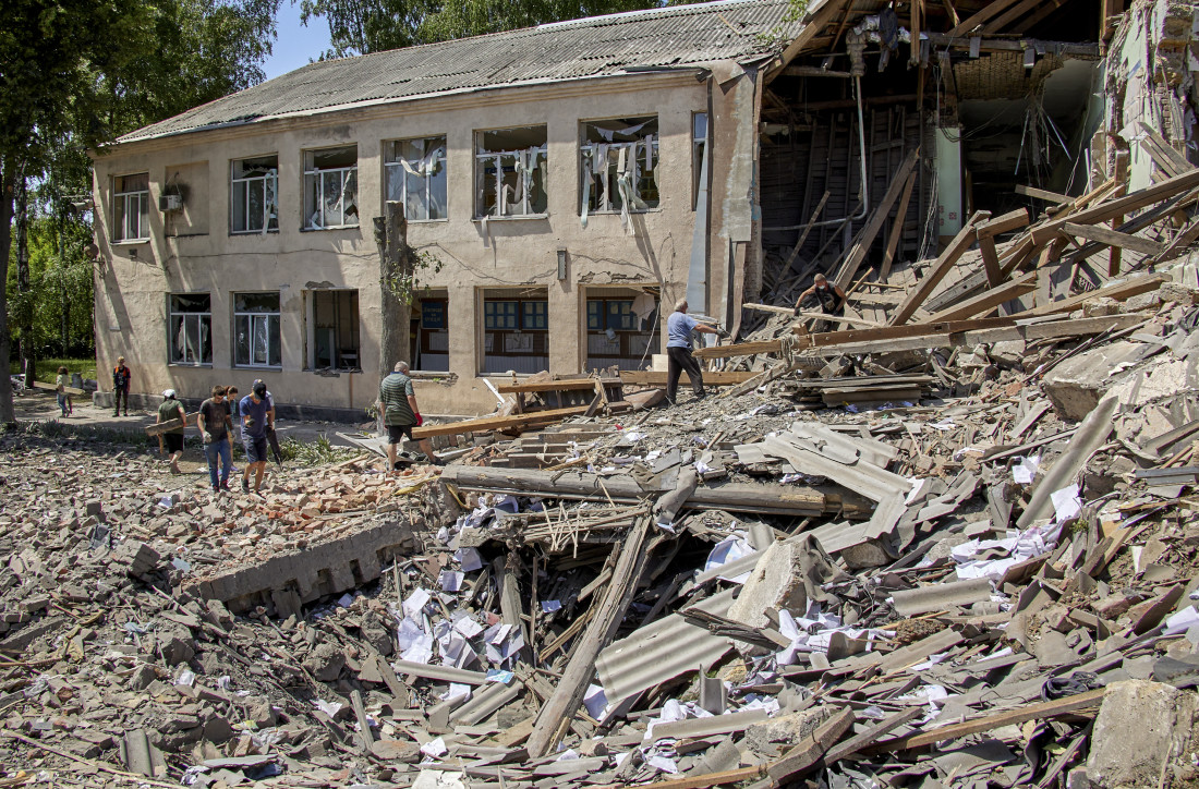 Rusija bombarduje Ukrajinu, istok zemlje gori