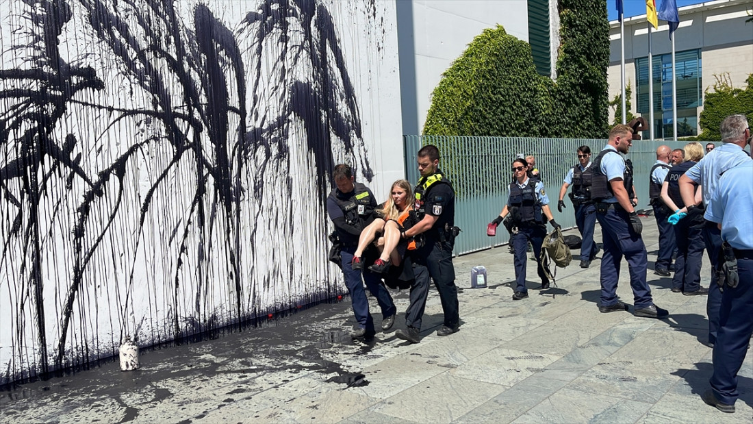 Ekološki aktivisti u Njemačkoj obojili u crno vanjski dio zgrade kancelara