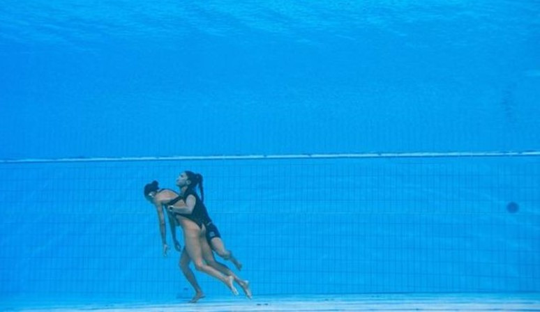Umjetnička plivačica kolabirala u bazenu, spasila je njena trenerica