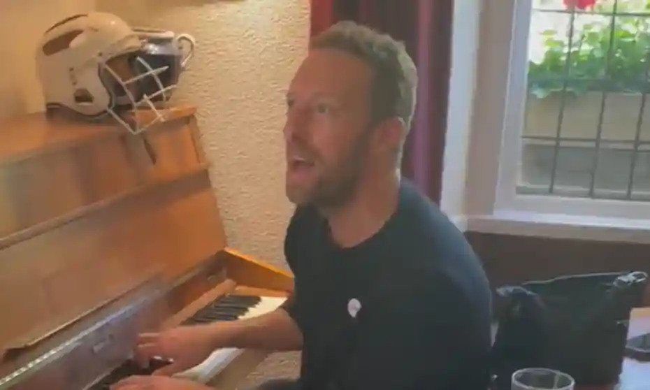Chris Martin iz Coldplaya iznenadio par u pubu i odsvirao njihovu pjesmu