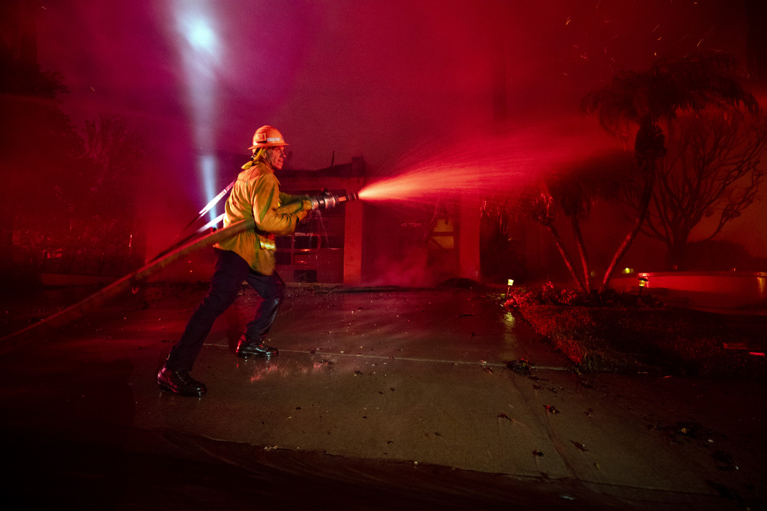 Šumski požar u Kaliforniji ugrožava stotine objekata