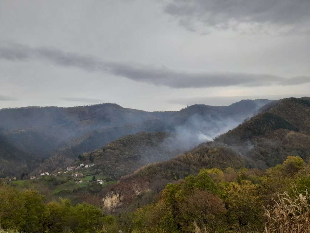 Požar na Pribićevcu u Srebrenici aktivan, ali još uvijek značajno udaljen od naselja