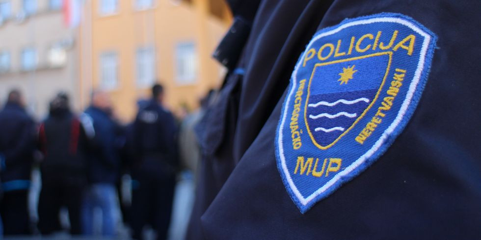 Zbog navodne krađe ležaljki mučili i tukli radnika; jedan uhićen, a drugi se predao policiji