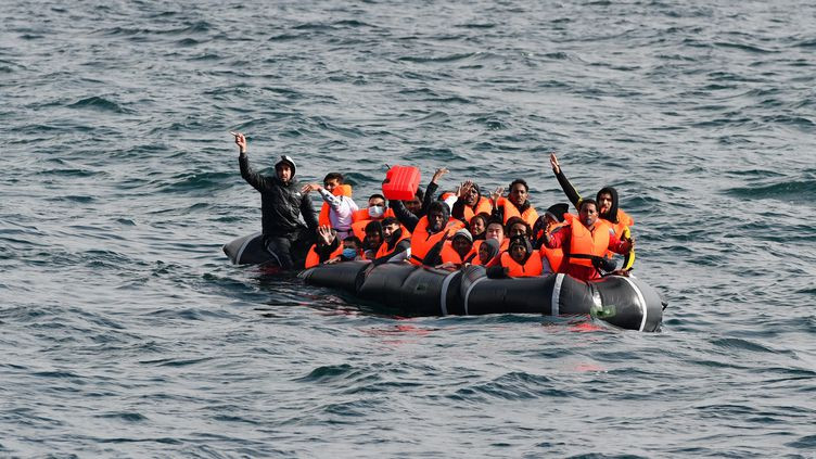 Velika Britanija i Francuska potpisale novi sporazum o zaustavljanju prelaska migranata preko La Manchea