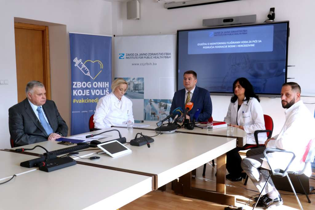 Sedam od 70 flaširanih voda sadrže bakterije koje ne smiju biti prisutne