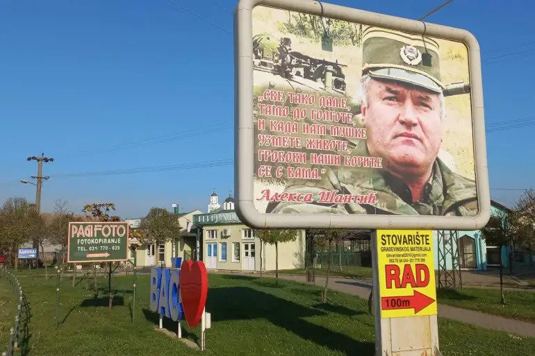 LSV ispisala grafite Krvnik Srebrenice po bilbordu sa likom Ratka Mladića