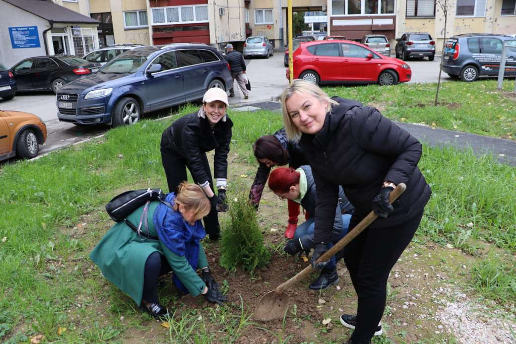 U Tuzli zasađeno 60 stabala u znak sjećanja na preminule društvene aktiviste