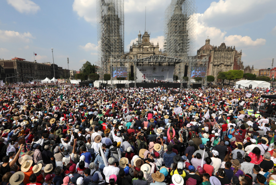 Desetine hiljada ljudi maršira u Mexico Cityu u znak podrške predsjedniku