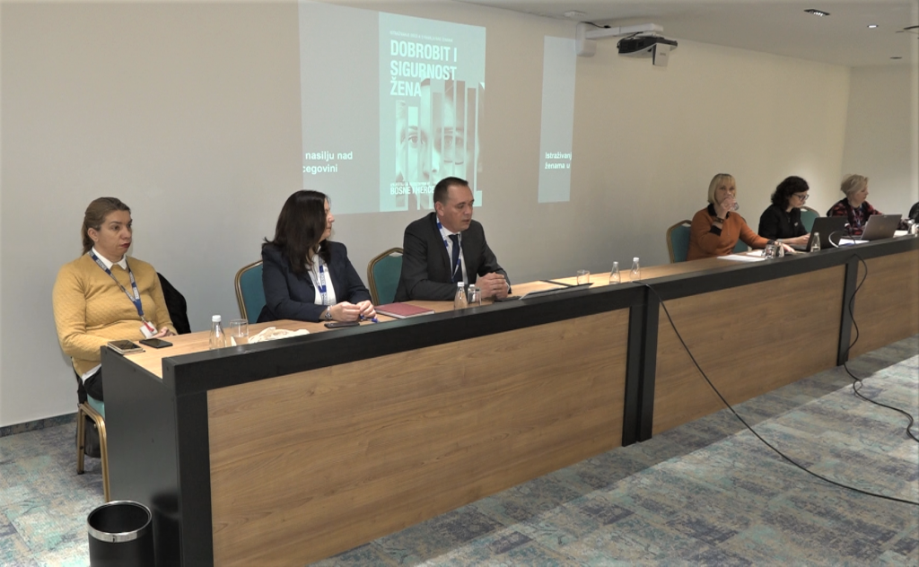 U Tuzli održana debata o jačanju kapaciteta za borbu protiv nasilja nad ženama