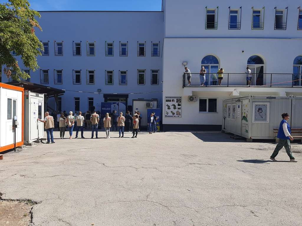 U privremenim prihvatnim centrima na području USK boravi oko 700 migranata
