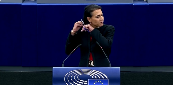 Švedska zastupnica odrezala kosu tokom govora u skupštini EU