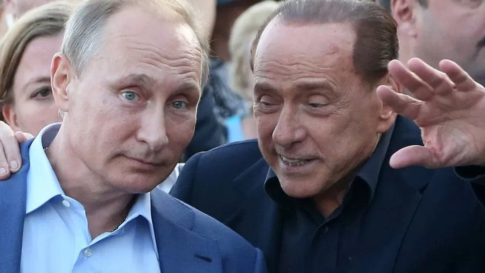 Berlusconi uhvaćen u hvalisanju: 20 boca votke i ljupka Putinova pisma
