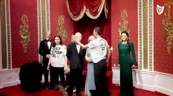 Aktivisti za klimu tortom gađali figuru kralja Charlesa