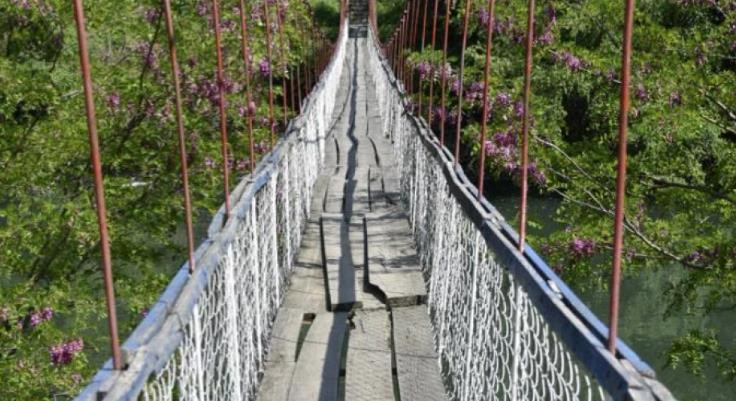 Nakon pada turista s visećeg mosta u Ovčar Banji građevinska inspekcija donijela rješenja o zabrani