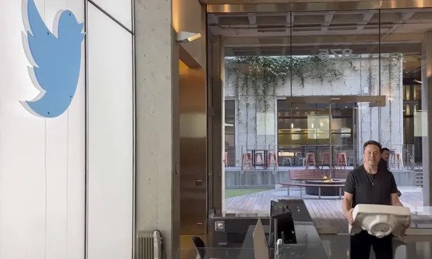 Musk ponovo provocira: Ušao u središte Twittera noseći umivaonik