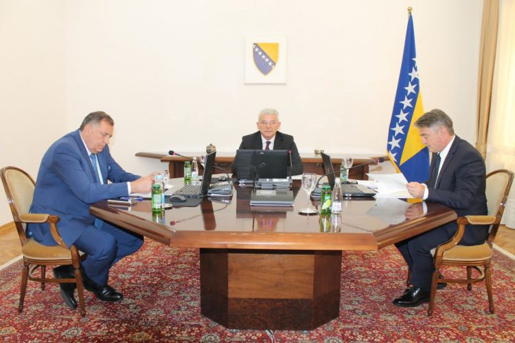 Džaferović i Komšić odbili Dodikov prijedlog da se Christian Schmidt udalji iz BiH