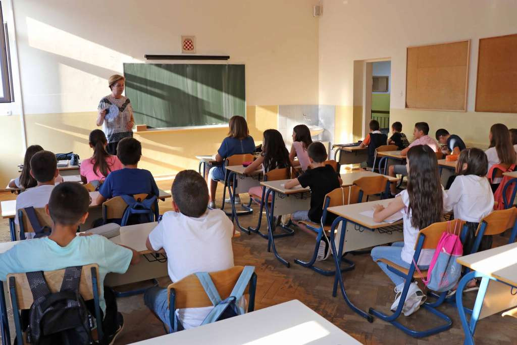 U srednjim školama na području ZHK održan štrajk upozorenja