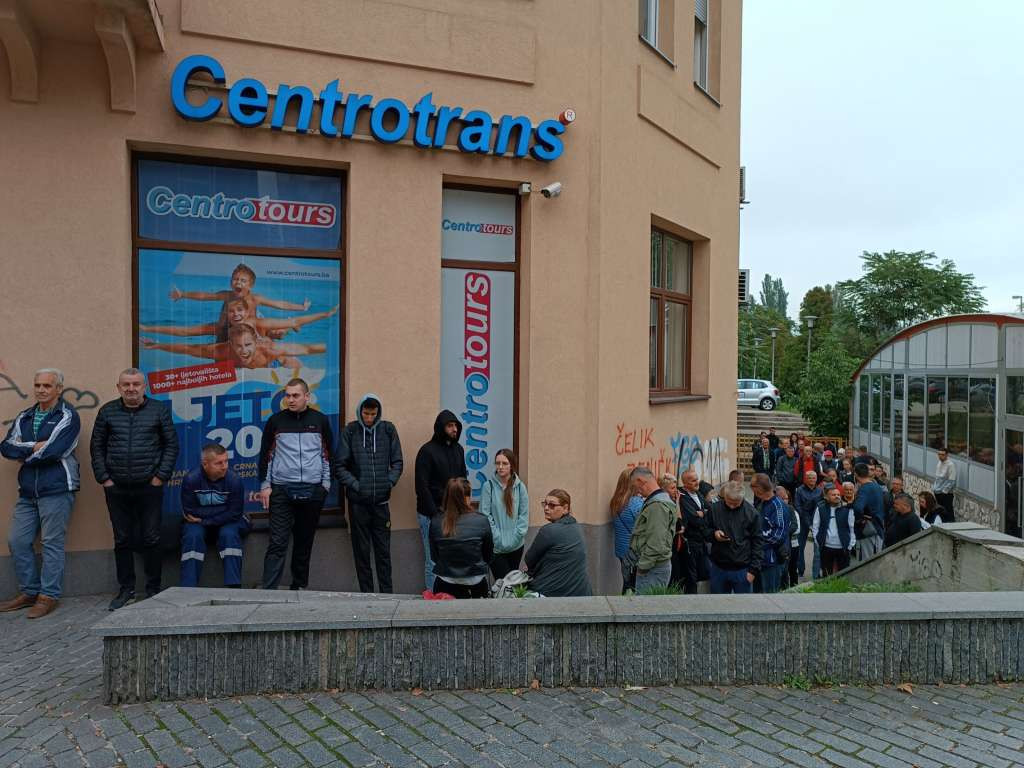 Zeničani čekaju u redu da bi kupili ulaznice za nogometnu utakmicu BiH - Crna Gora