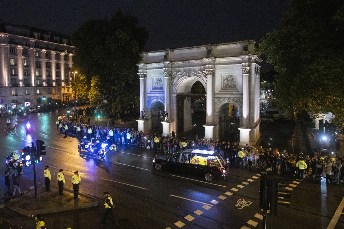 Kraljicin kovčeg stigao u London, očekuju se kilometarski redovi