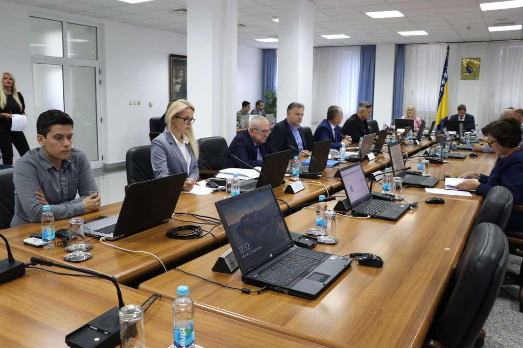 Vlada FBiH dopunila Uredbu: Po 100 KM i za oko 270 hiljada nezaposlenih