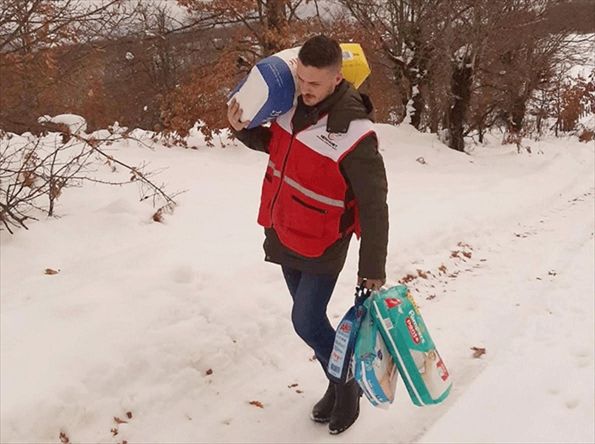 Aktivista "Merhameta" kilometrima pješačio kroz snijeg kako dostavio pomoć porodici sa šestero djece