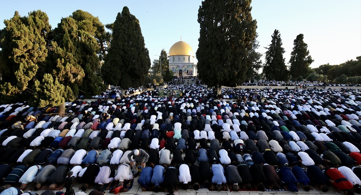 Više od 100.000 Palestinaca klanjalo bajram-namaz u Al-Aksi