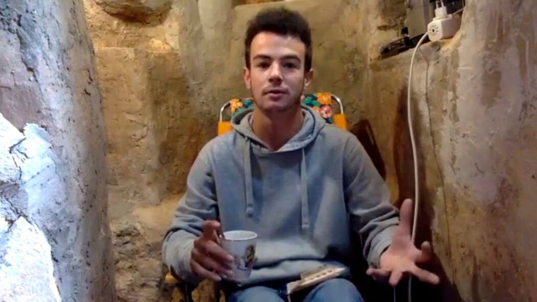 Tinejdžer zbog svađe sa roditeljima, iskopao sebi pećinu u bašti