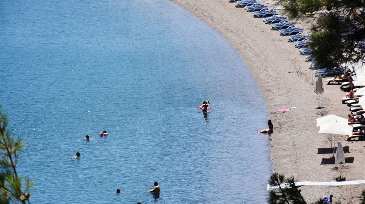 Zbog popuštanja mjera veći broj građana na plažama u Antaliji i Mugli