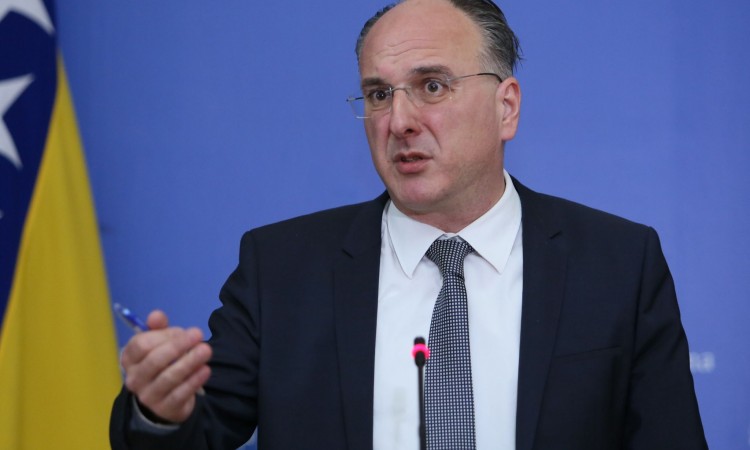 Arnaut: Neprihvatljivo da članova VMBiH nema kad se raspravlja o vakcinama