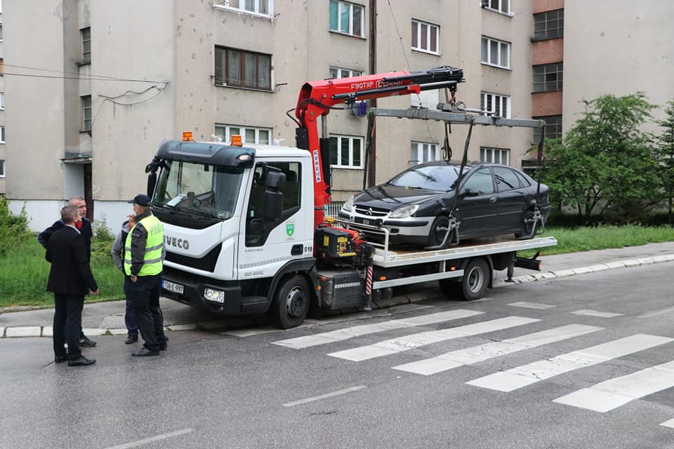 U KS počelo uklanjanje napuštenih i neregistrovanih vozila