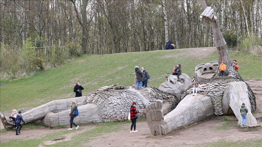 Divovske drvene skulpture ukazuju na značaj očuvanja prirode u Belgiji
