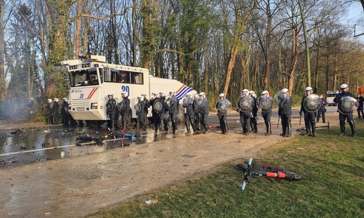Policajci ozlijeđeni tokom rastjerivanja mase ljudi u parku u Bruxellesu