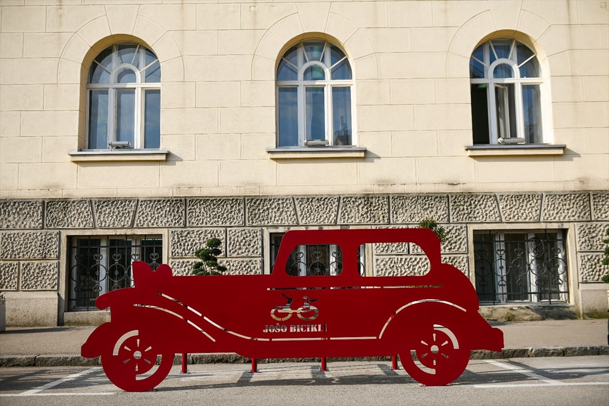 U Banjaluci postavljeni držači za bicikle u obliku oldtajmera