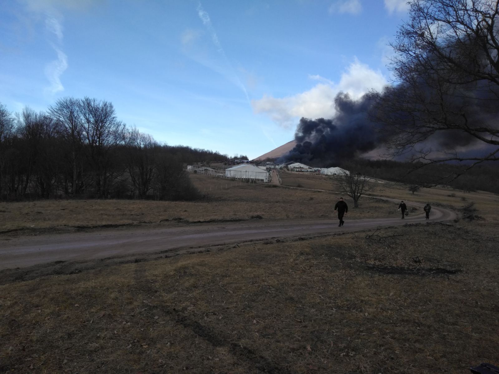 Nakon jučerašnjeg požara migranti pokušali blokirati magistralni put