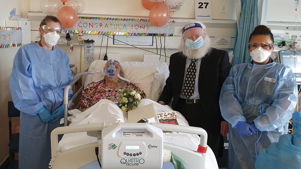 Vremešni Britanci vjenčali se na covid odjelu bolnice nakon 46 godina poznanstva