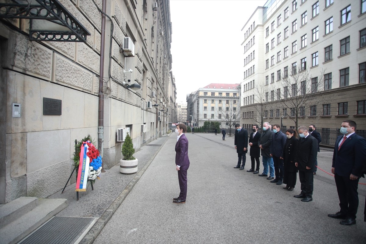 Premijerka Brnabić i ministri položili vijenac na mjestu ubistva Z.Đinđića