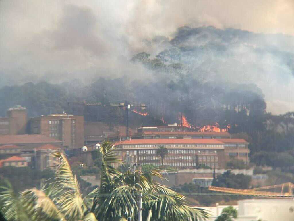 Uništene historijske građevine u Cape Townu, evakuirano 4.000 studenata