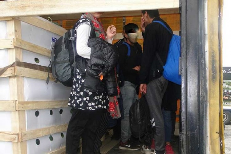 Dežurni tužitelj informiran o pronalasku sedam migranata u kamionu na carinskom terminalu