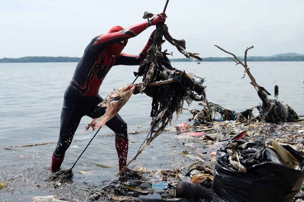 U kostimu superheroja čisti obalu kako bi pozvao na zaštitu okoliša