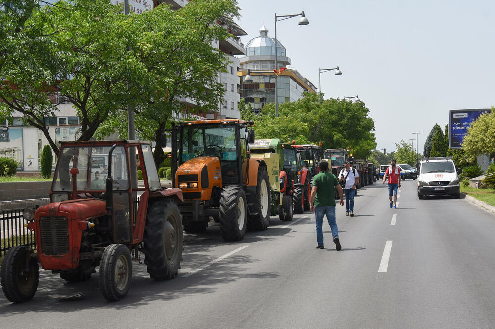 Crnogorski poljoprivrednici parkirali traktore ispred vlade i parlamenta