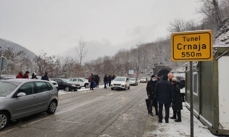 Gospodarstvenici blokirali cestu M-17 zbog radova u tunelu Crnaja