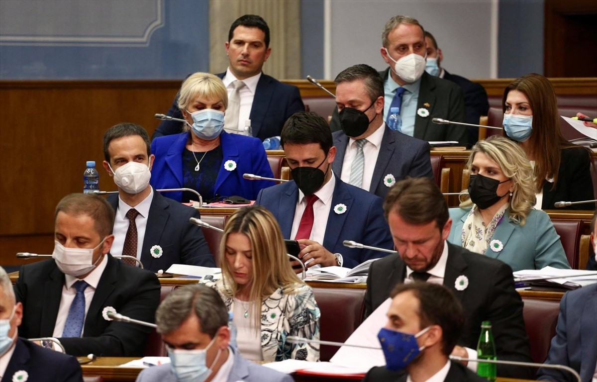 Skupština CG: Poslanici opozicije i dijela vlasti nose "Cvijet Srebrenice"