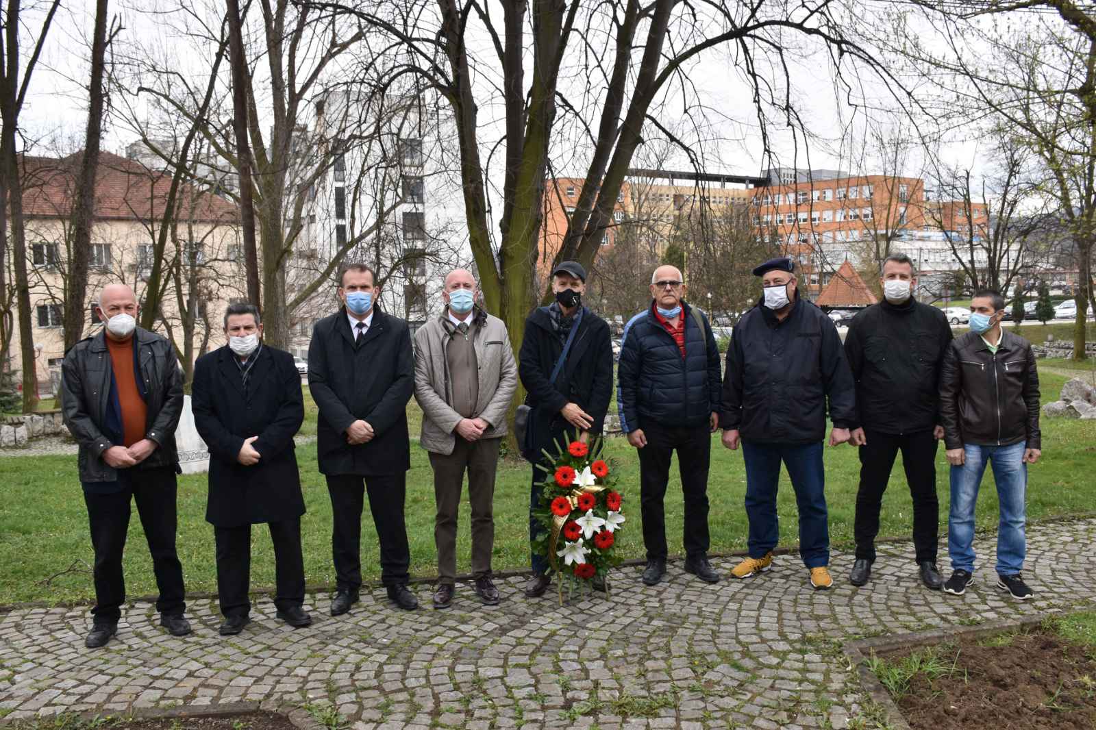 U povodu Dana ARBiH položeno cvijeće na spomen obilježje JZU UKC Tuzla