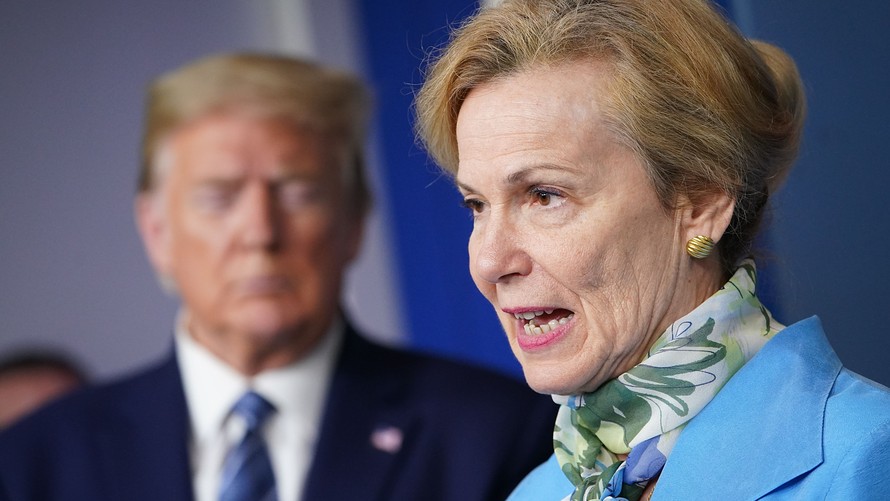 Trump podrugljivo nagrdio dvoje svojih bivših savjetnika za Covid-19