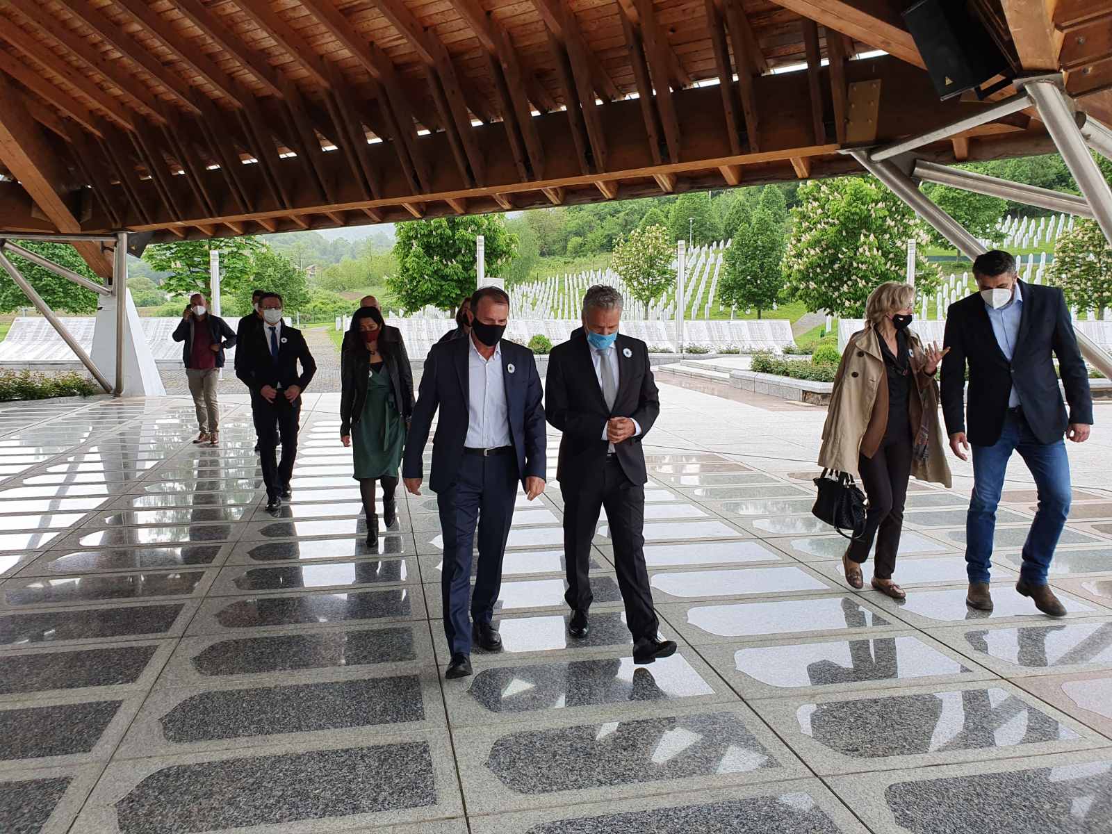 Sattler u Srebrenici: Stojimo pred vama pognute glave