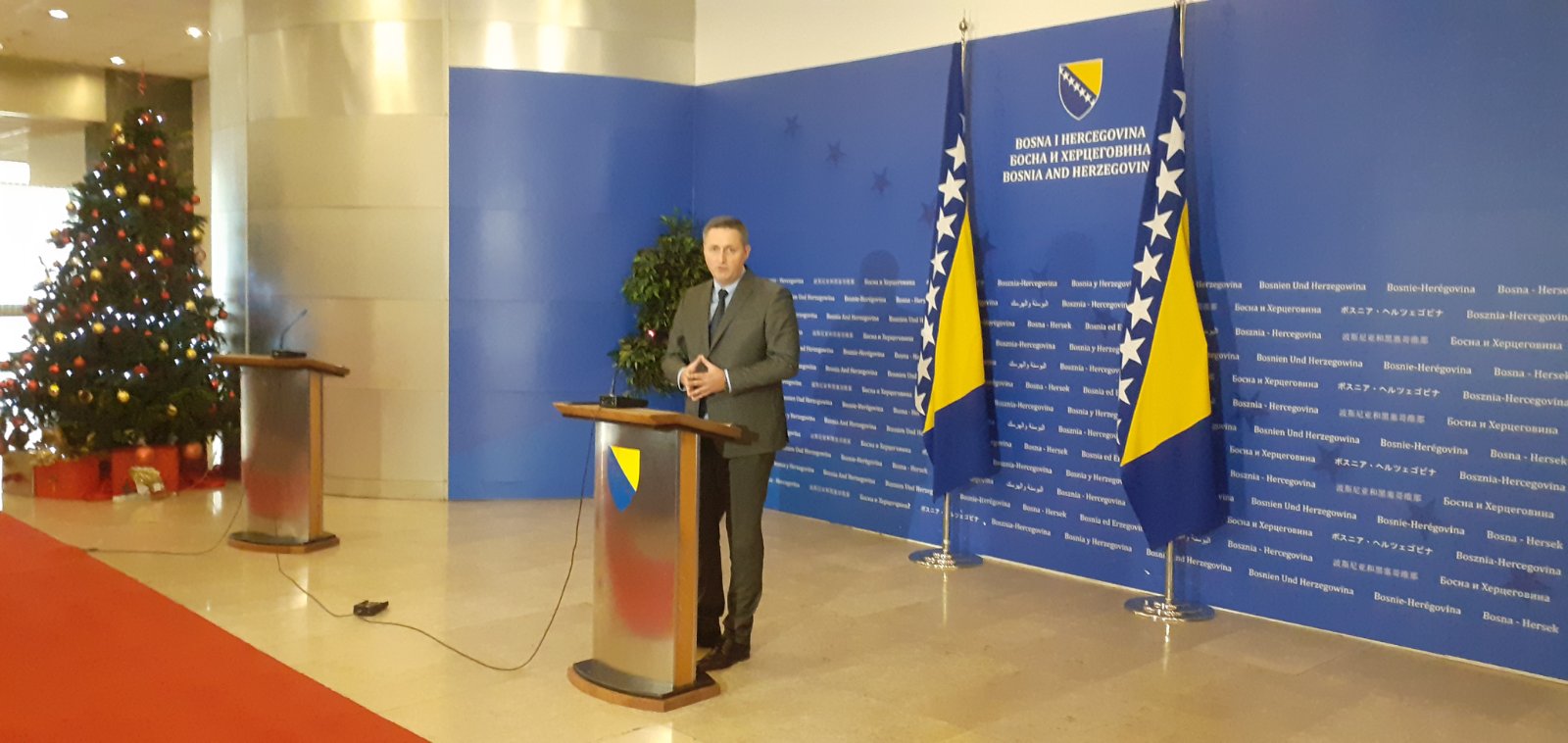 Bećirović: Zemlja gori, a vlast se češlja