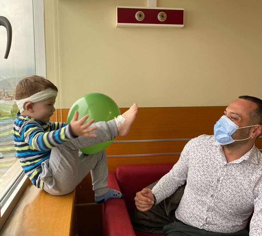 Trogodišnjem Bilalu u Turskoj uspješno ugrađen kohlearni implant