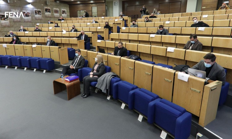 Novalić: Vlada nastoji preko tri zasebna kanala osigurati vakcine za FBiH