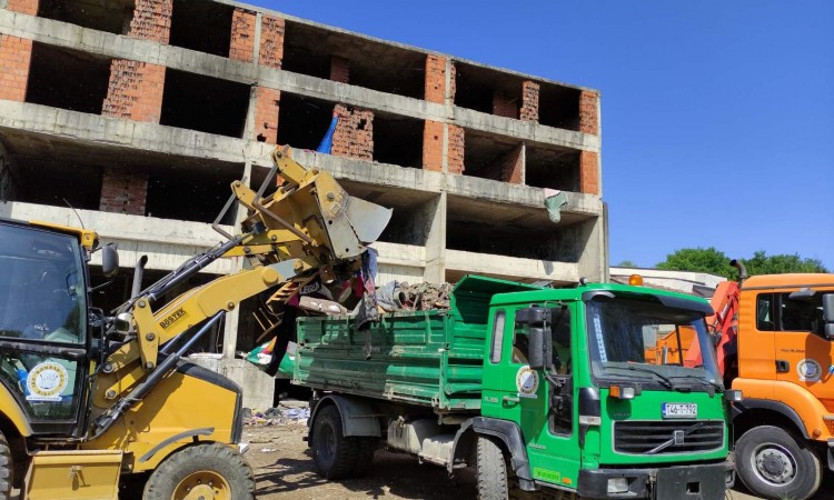 U toku čišćenje nedovršene zgrade Doma penzionera u Bihaću