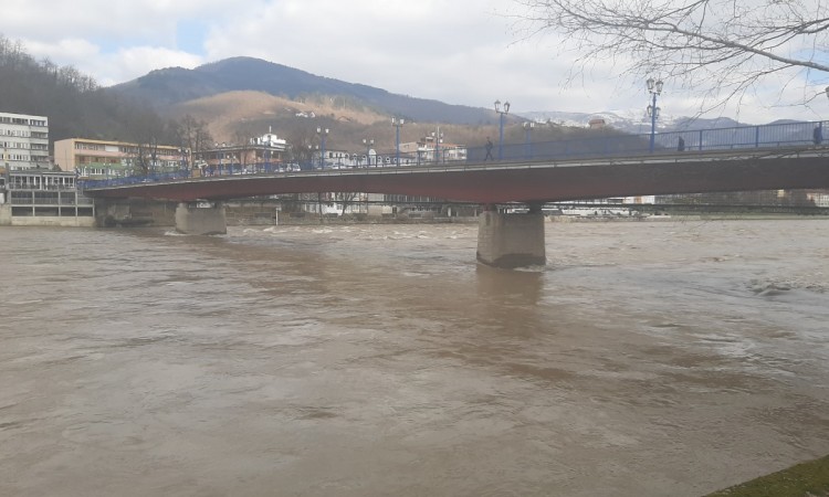 Drina u Goraždu poplavila puteve i vikend objekte, vodostaj u opadanju